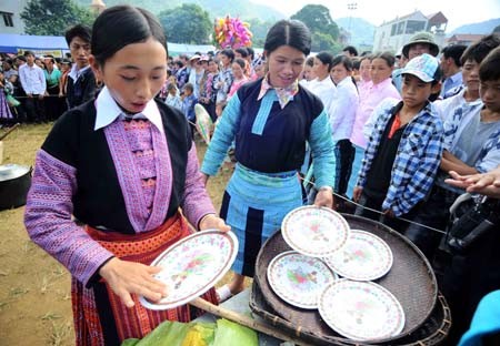 Обычай приготовления пирожков «жэй» представителями народности Монг селения Натау  - ảnh 4